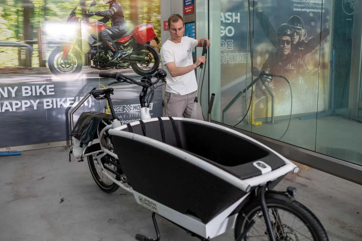Bakfiets wassen in de Indoor SelfWash