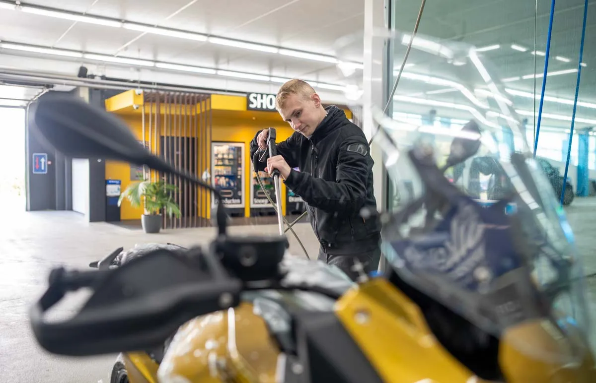 Motor wassen in de Indoor SelfWash